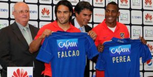 Falcao recibe la camiseta de Millos